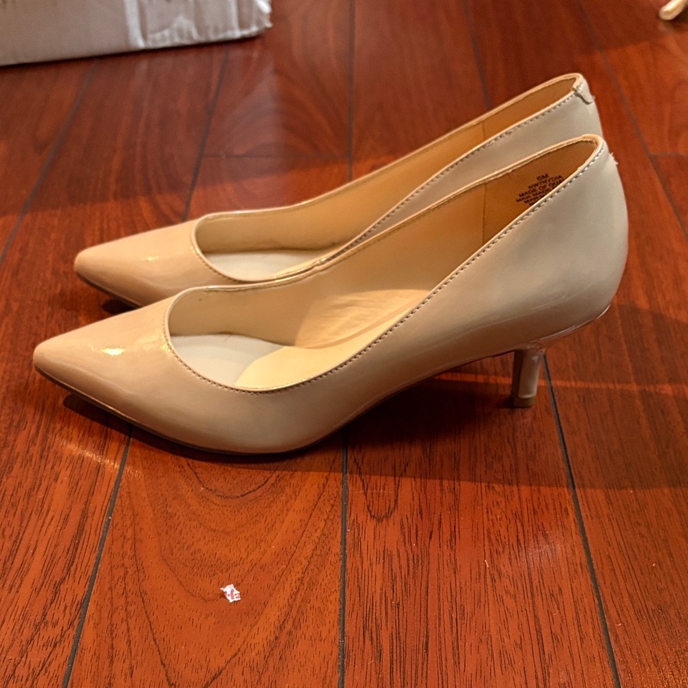 Nine West,never worn, nude patent leather kitten heels. Size 6 - Picture 2 of 3